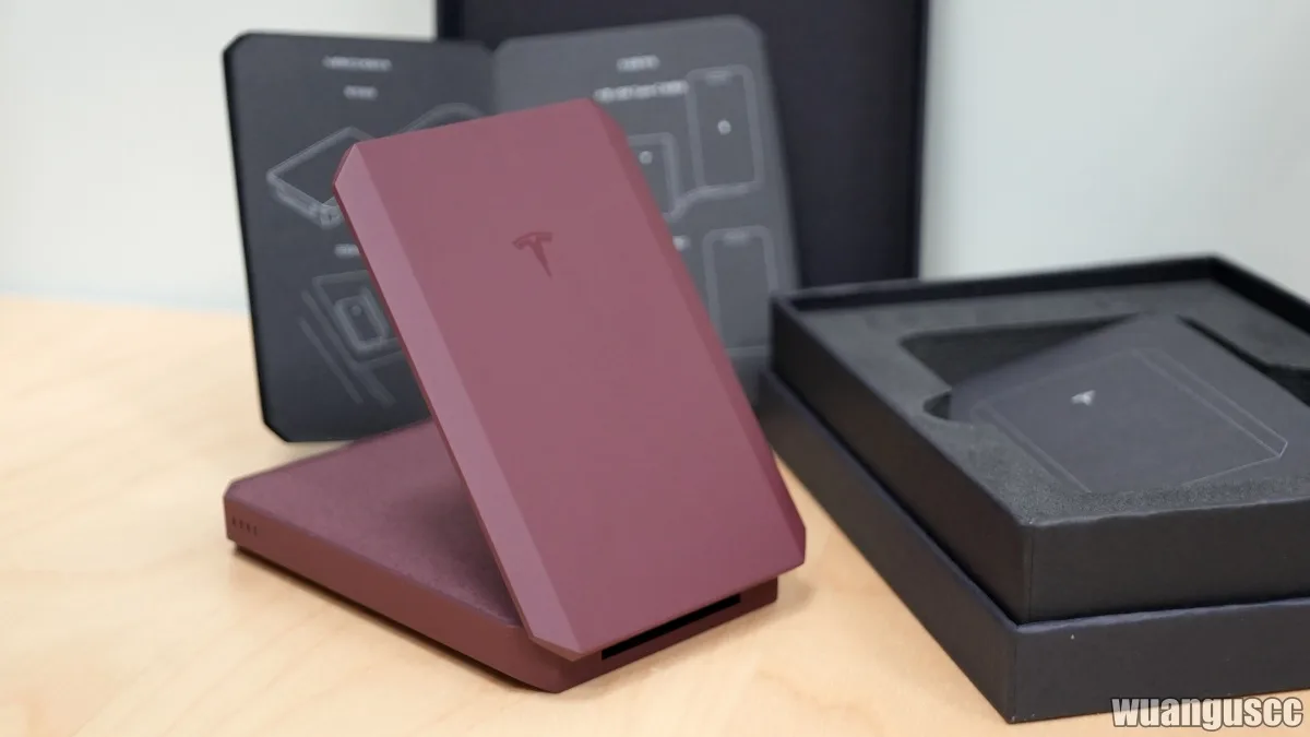 Tesla Wireless Portable Charger 本體展開立架 Burgundy 酒紅色開箱