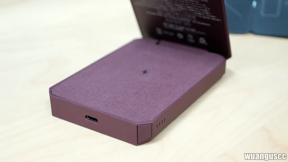 Tesla Wireless Portable Charger 底部 USB-C 充電埠與 LED 電量指示燈,扁平收納狀態