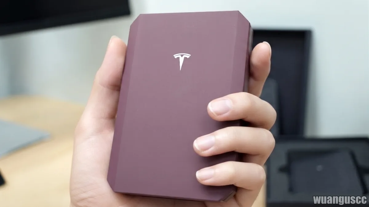 Tesla Wireless Portable Charger 手持正面 T Logo 特寫 Burgundy 酒紅色
