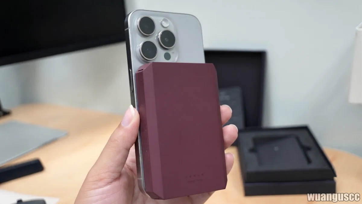 Tesla Wireless Portable Charger 吸附在 iPhone 背面磁吸充電使用