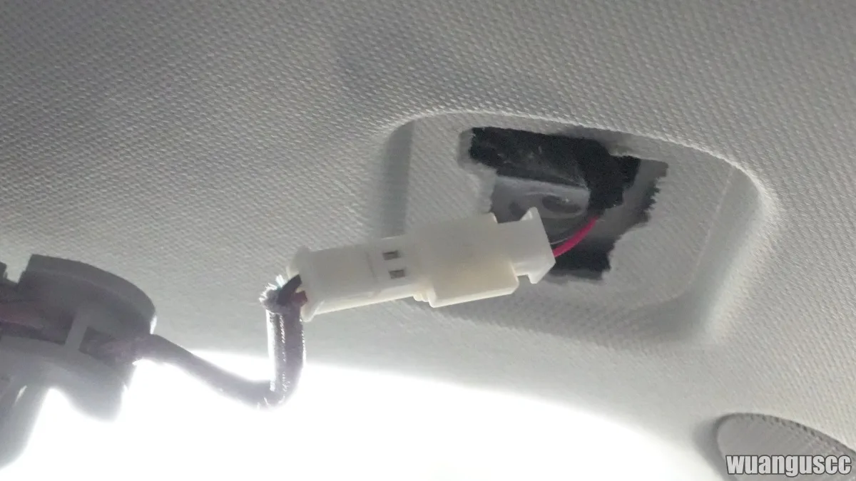 Tesla 遮陽板天花板電源接頭拔除