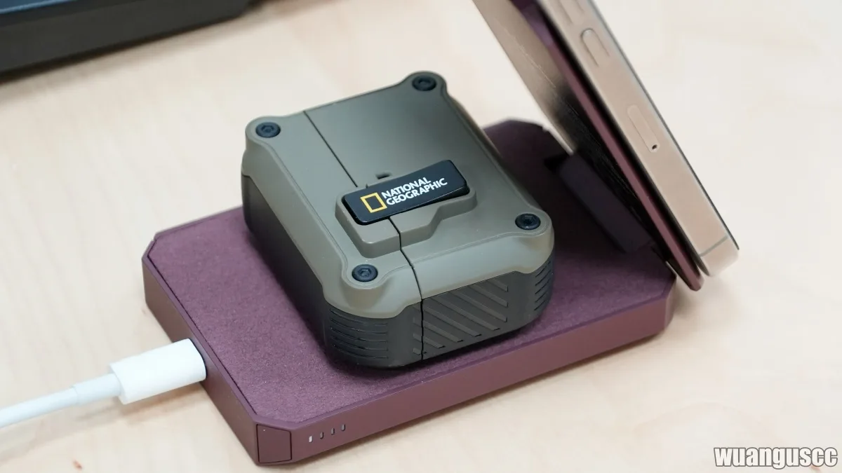 Tesla Wireless Portable Charger 立架充電,手機垂直靠在充電面板上俯視角度