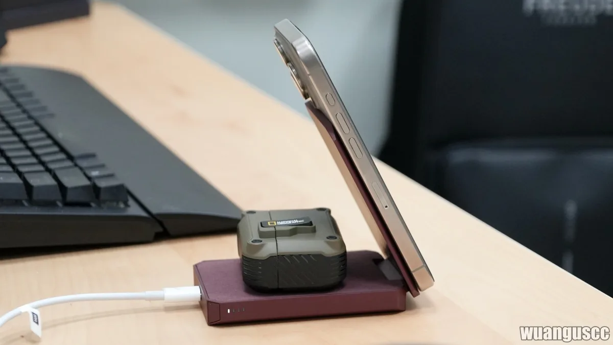 Tesla Wireless Portable Charger 立架模式側面,手機直立無線充電