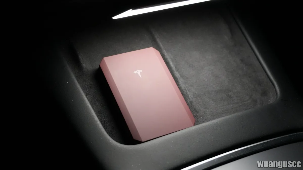 Tesla Wireless Portable Charger 放置於特斯拉車內中控台置物格