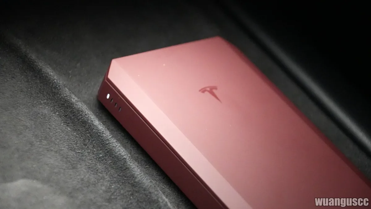Tesla Wireless Portable Charger 車內 LED 電量指示燈特寫