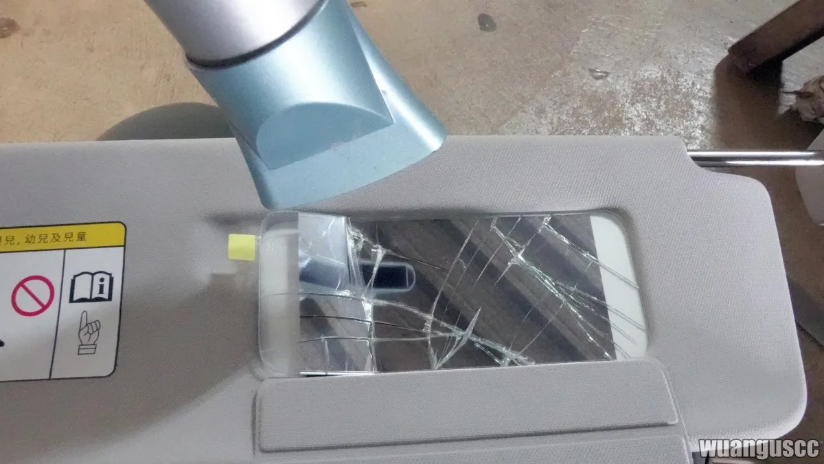 用吹風機加熱軟化化妝鏡雙面膠