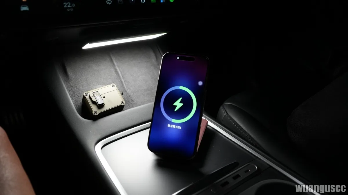 Tesla Wireless Portable Charger 車內立架充電,iPhone 顯示已充電 62%