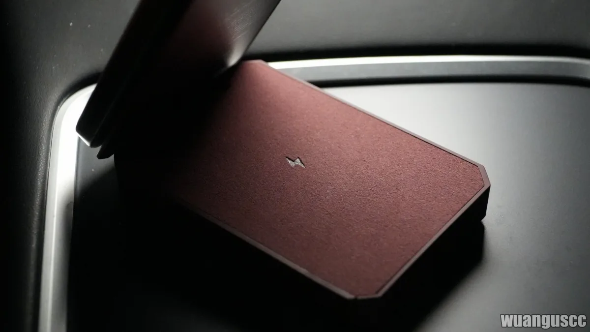 Tesla Wireless Portable Charger 平放在特斯拉車內無線充電板上被充電