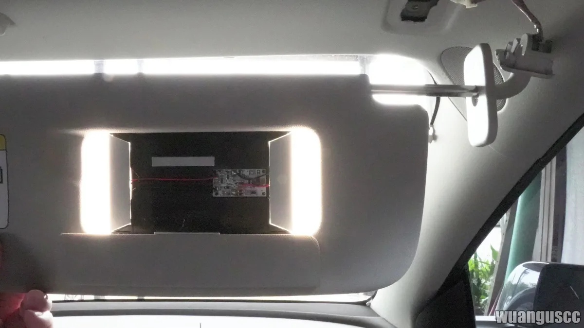 Tesla 副駕駛化妝鏡 LED 燈確認亮起