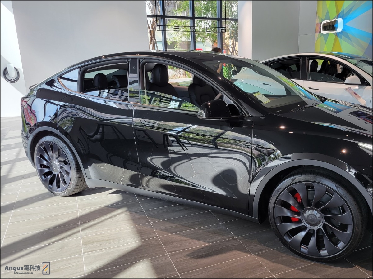 Tesla 更新 2022.40.4.1 窗戶關不上災情,校正車窗即可恢復! 1 Tesla,2022.40.4.1