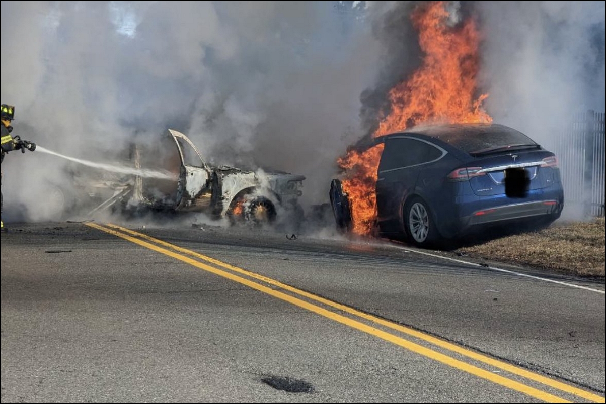 特斯拉 Model X 嚴重車禍中,智慧閃避與開門救車主一命! 1 Model X,車禍,防撞輔助系統