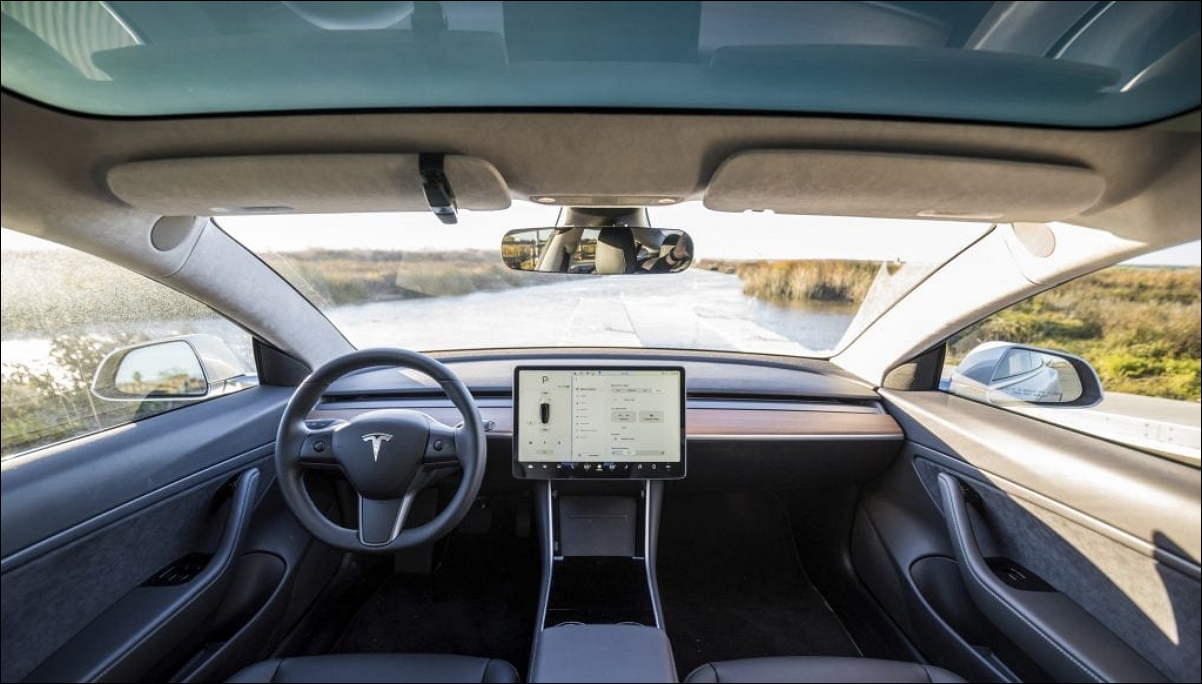 車主許願 Tesla 智慧後照鏡,自動判斷車主需求調整鏡面位置! 1 Tesla,智慧後照鏡