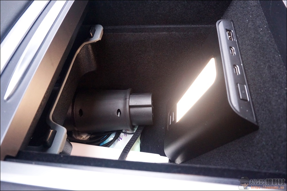 特斯拉配件 Model 3 新車主推薦高質感三件組,中控收納盒/杯架/LED Hub! 24 特斯拉配件,JOWUA,model 3