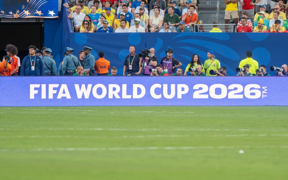 2026 FIFA World Cup 現場直播氛圍,攝影師與球迷在場邊觀賽