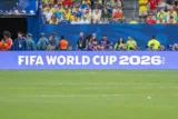 2026 FIFA World Cup 現場直播氛圍，攝影師與球迷在場邊觀賽